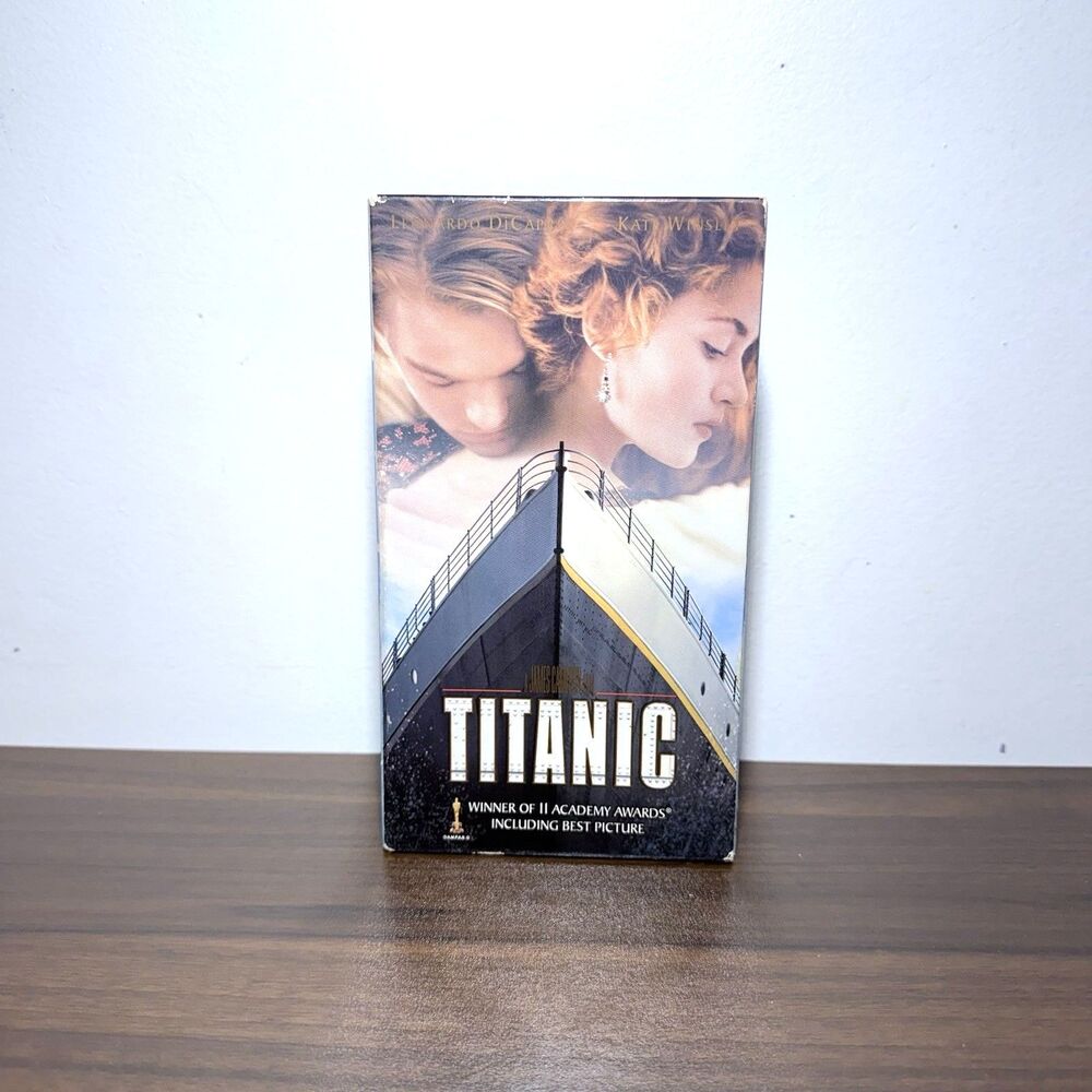 Titanic 1997 VHS 2-Tape Set Leonardo DiCaprio Movie Academy Awards.
